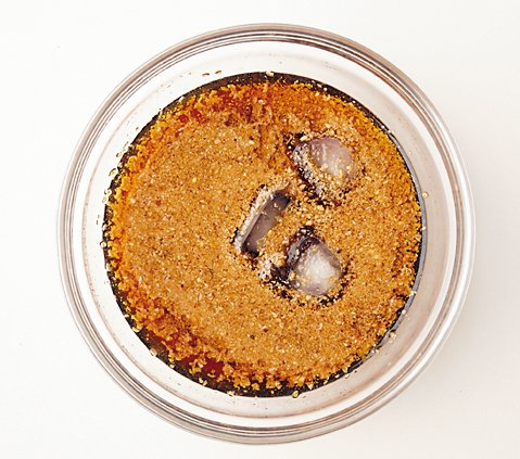 【たれを作る】耐熱容器にAを入れて電子レンジで1分30秒加熱し、Bを混ぜる。氷を2〜3個加えて冷やす。