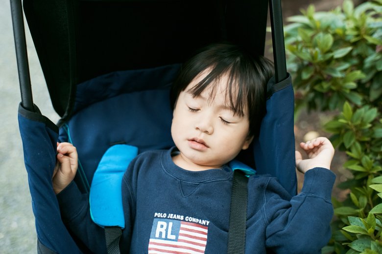 ▲子どもが疲れたら、ベビーカーをサッと開いてすやすやと