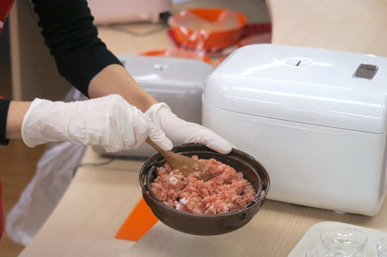 ▲クッキングプレートは外周部に穴が空いており、内釜から発生した蒸気でプレート内の食材を加熱する。こちらは「キャベツ焼売」を作っているところ。