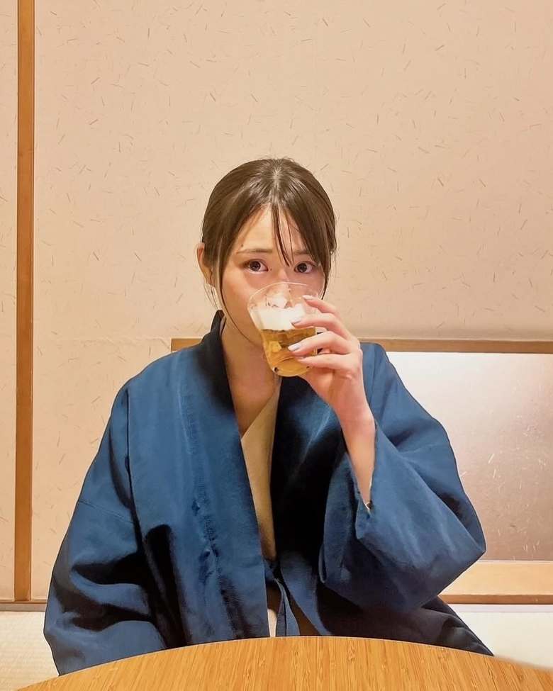 友人と温泉で束の間の休息。すっぴんでビール！も美しい山崎さん