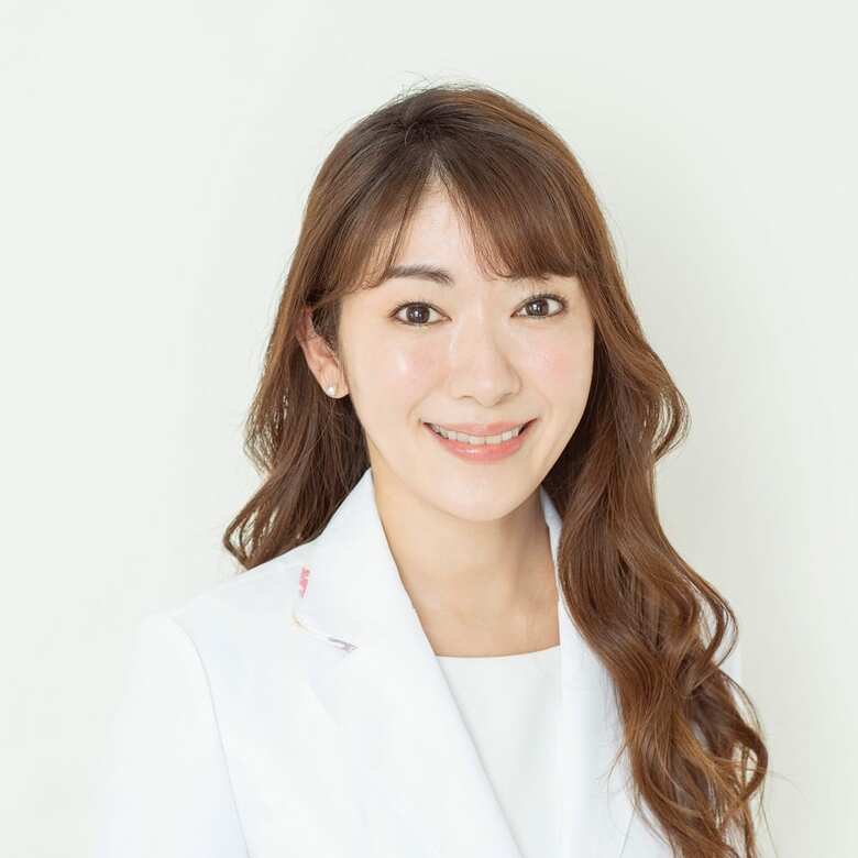 皮膚科専門医。東京医科大学卒業後、東京女子医科大学皮膚科医局に入局。現在は、つちやファミリークリニック浅草院 院長を務める。肌そのものの力を信じ、トラブルのない肌を目指す診療を行っている。http://tsuchiya-family-asakusa.com/　Instagram（@dr.kana_tsuchiya）でも情報を発信。