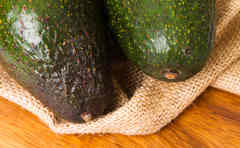 井ノ原快彦さん「レバ刺しみたい」 希少な国産アボカド「料理は禁断の味がする」