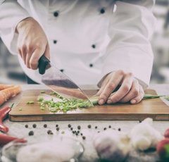 “塩少々”と“塩ひとつまみ”は何が違う？ 今さら聞けない料理の基本知識！