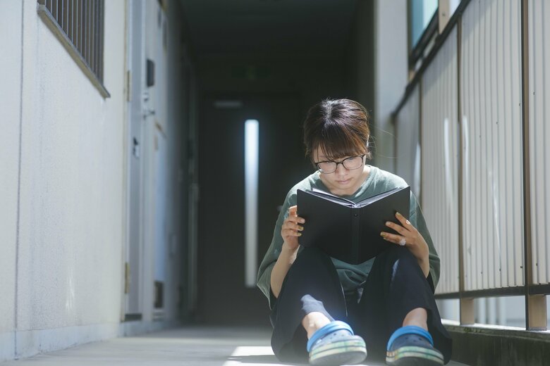 プロポーズのあと、渡したアルバムを読む妻