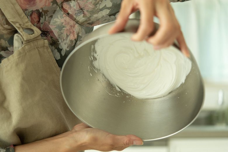 「無重力パフェ」はひっくり返しても落ちないメレンゲの性質を利用して作った