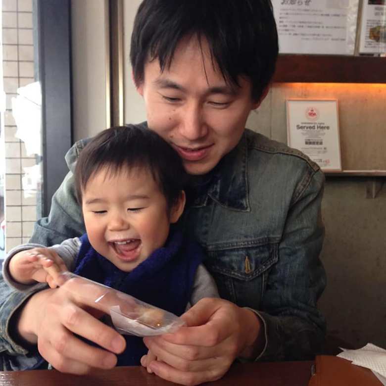 育休を取得した経営者。わが子と一緒に。（写真提供：中田工芸株式会社）