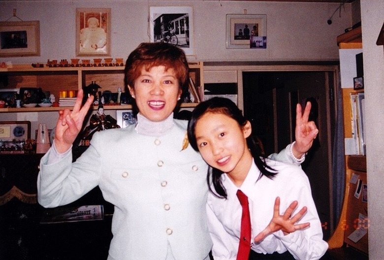 中学時代のいじめを乗り越え、高校生になった吉木さん（右）。お母さんといい笑顔！