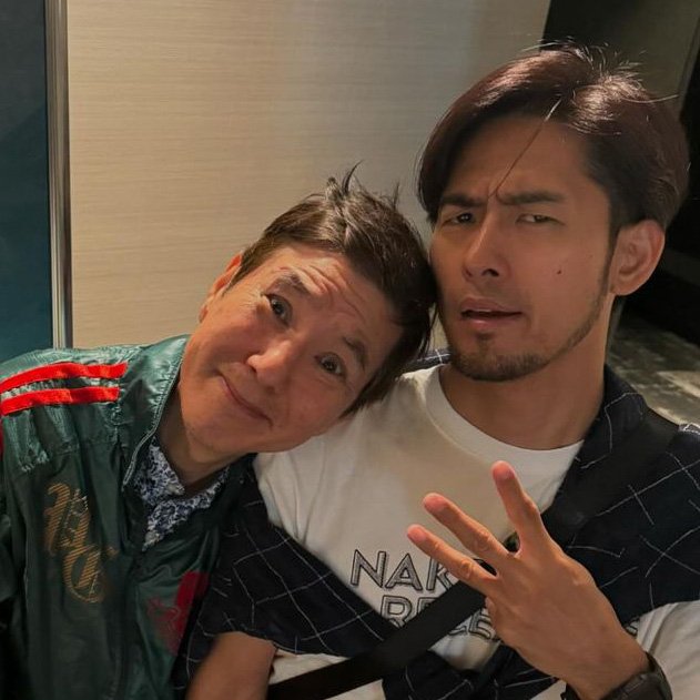 Kさんと関根勤さんの寄り添い仲良しショット