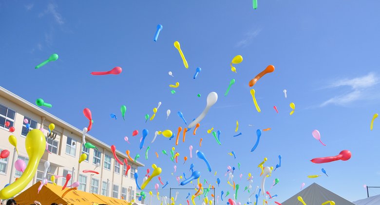 運動会での風船飛ばしのイメージ写真