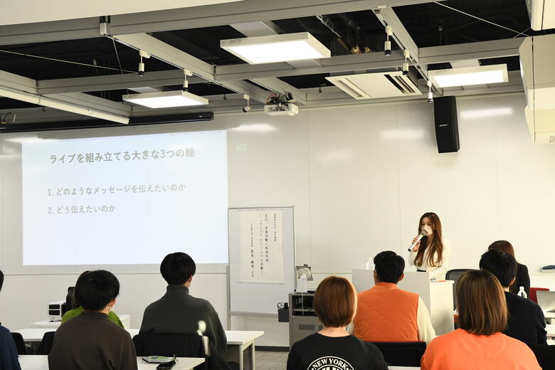 母校の立命館大学で授業をする倉木さん