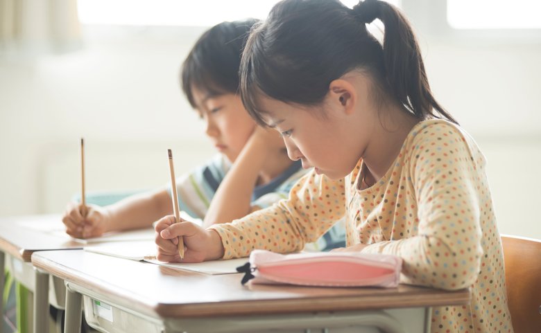 勉強する子どもたちのイメージ写真