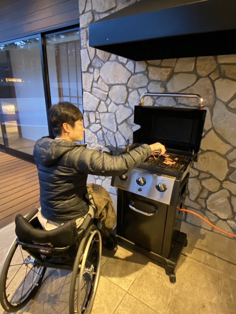 旅先の宿で、愛さんに料理を作る慎吾さん