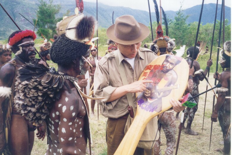 しゃもじをもって、インドネシア・ダニ族の晩ごはんを突撃