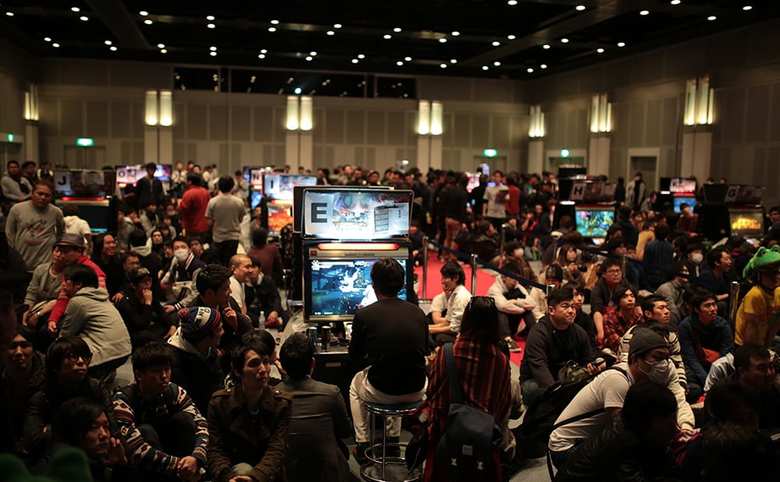 上位プレーヤーの技を観戦するためにイベント会場には多くの人が集まる