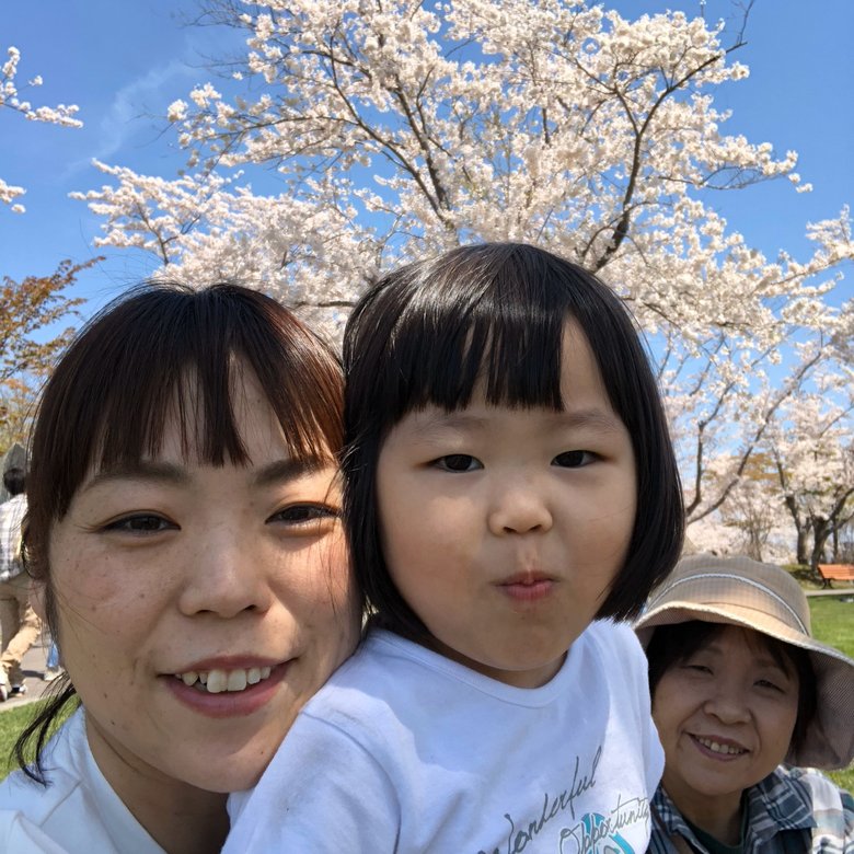 庄司さんと3歳のころの陽菜ちゃん。満開の桜の前で、おばあちゃんとともに