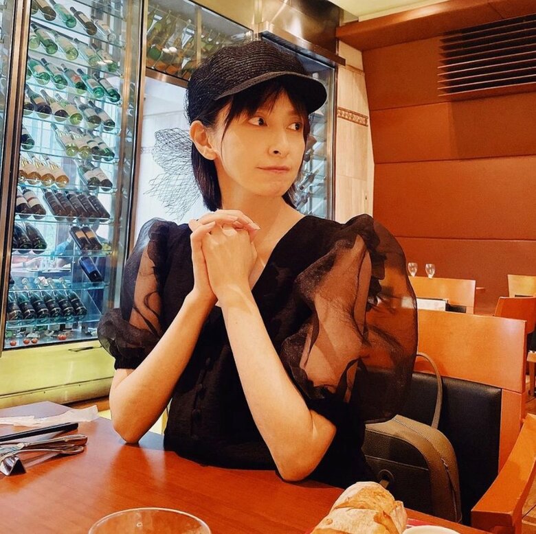 ランチに出かけた際の奥菜さん「キャスケット姿で小顔がさらに引き立つ！」