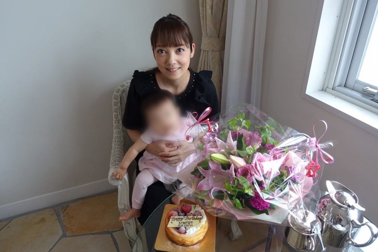 幼少期の娘さんを抱く中山さん