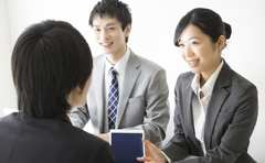 取引先からプライベートなお誘い…ベストな距離が保てる線引きってどこ!?