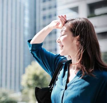 谷間にかく汗のニオイ…残暑も通勤中は油断禁物！