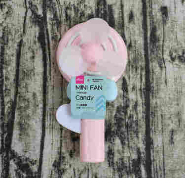 ダイソー「ミニ扇風機」手動で電池切れの心配なし！暑い季節を乗りきれ