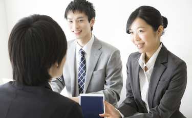 取引先からプライベートなお誘い…ベストな距離が保てる線引きってどこ!?