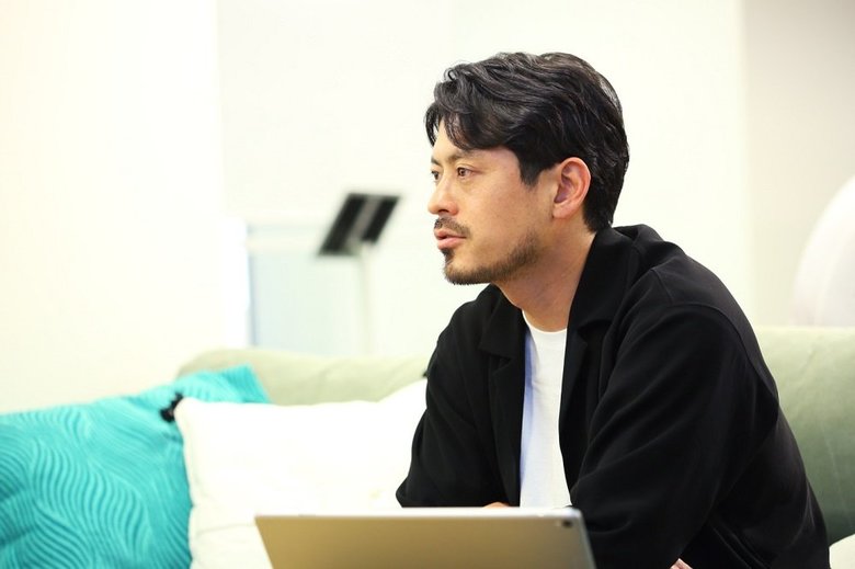 インタビューに答える鈴木啓太さん
