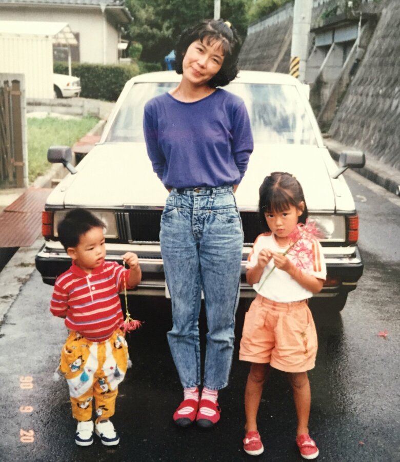 優しくほほえむお母さんと弟と