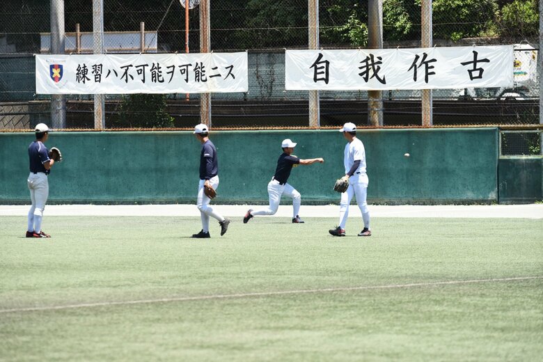 日吉グラウンドに掲げられた横断幕