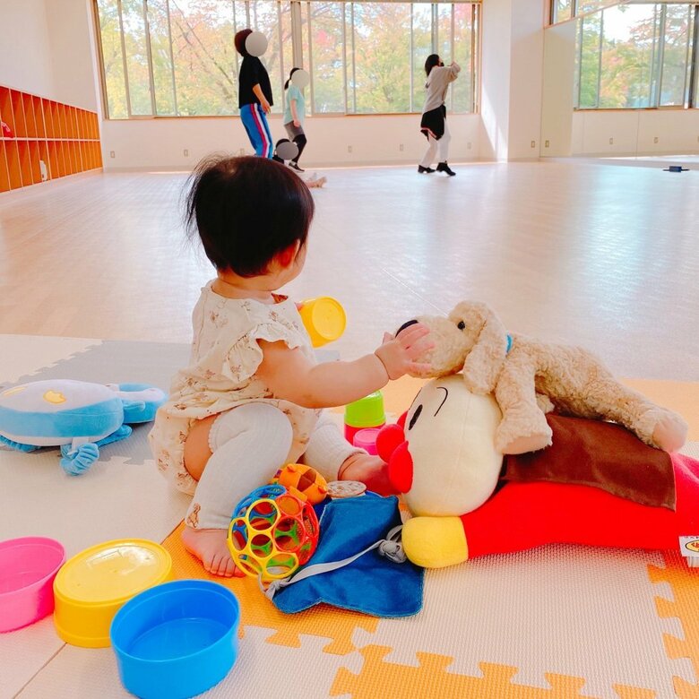 無料託児付きのレッスン中。赤ちゃんがママの踊りを見守る姿が微笑ましい