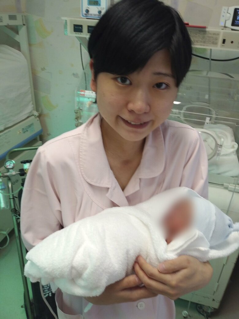 産後間もない息子さんを抱く酒寄さん