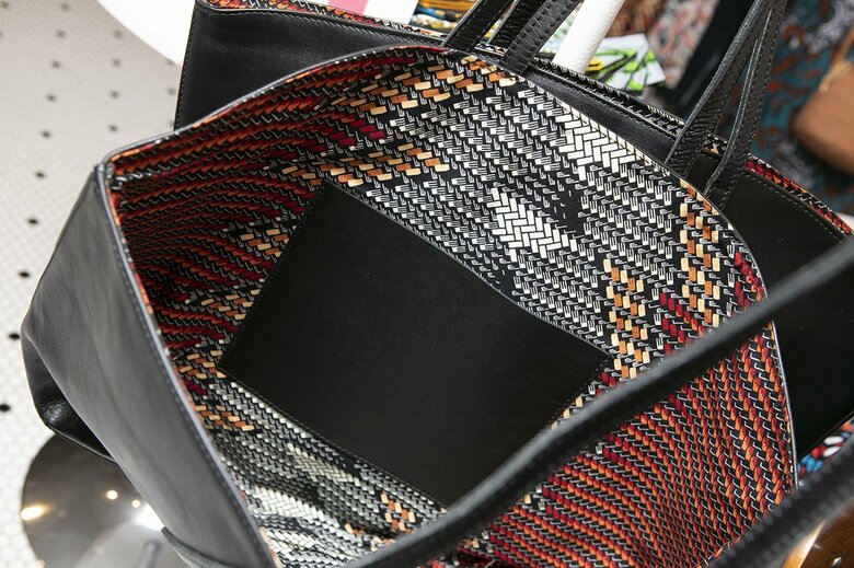 裏地も鮮やかなバッグ