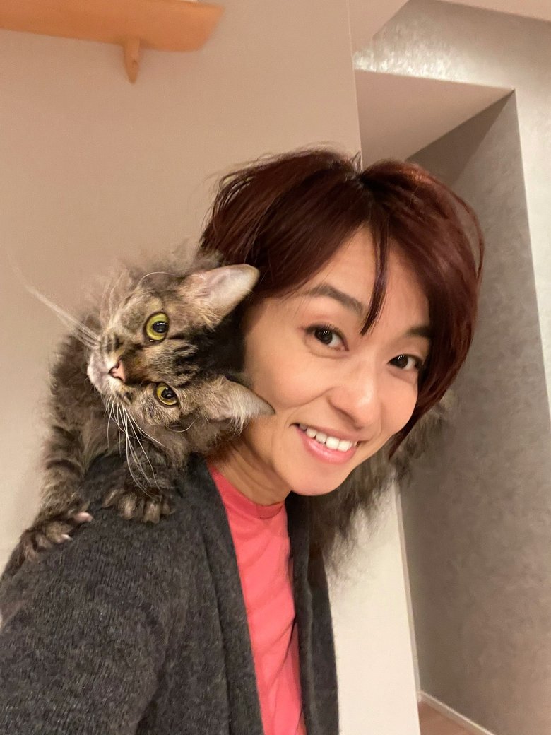 アナウンサーのかたわら、夫婦で飲食店を営んでいる住吉さん。猫も大事な家族です（写真提供／本人）