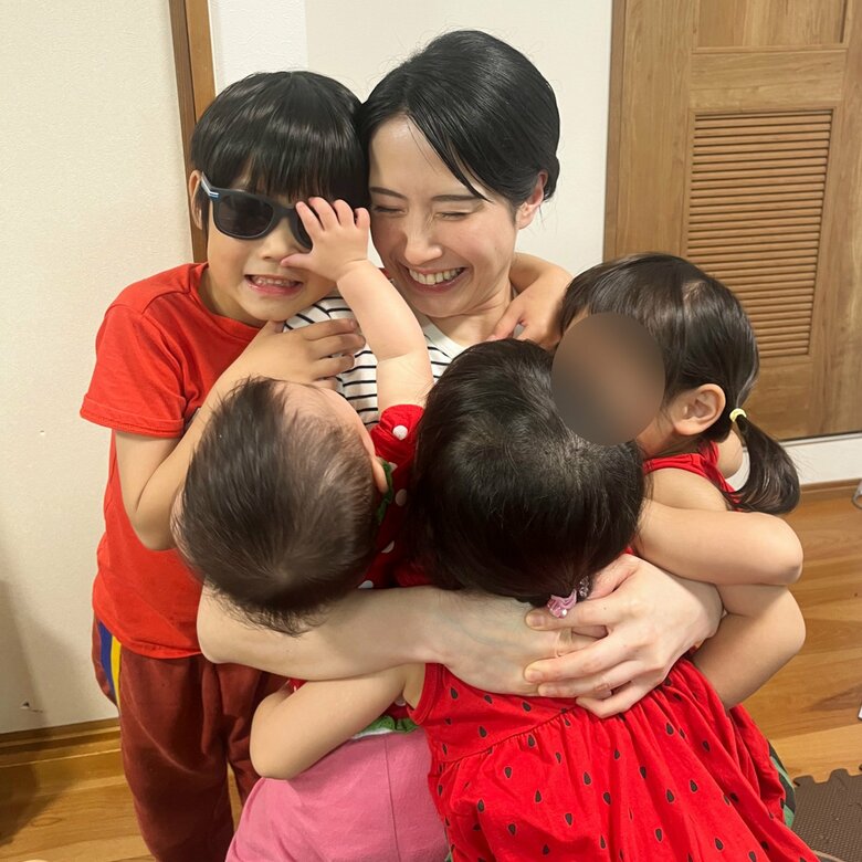 4人の子どもたちを抱きしめ、優しい母の顔を見せる七代目一龍斎貞鏡さん