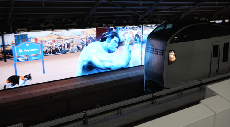 後ろには迷い込んだ猫が…