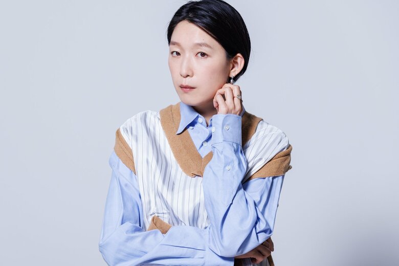 モードな表情にカッコイイ大人の女性の空気が漂う江口さん