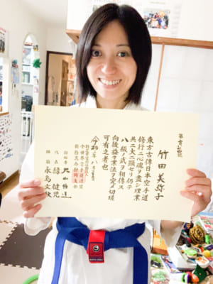 道着姿で空手の昇級状を