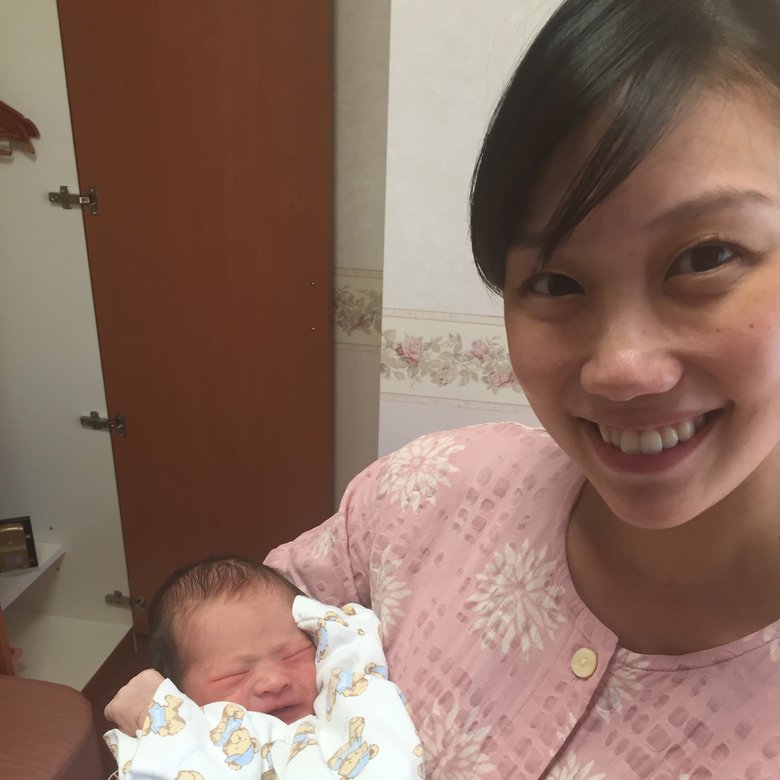 2016年に誕生した第一子を抱く中野さん