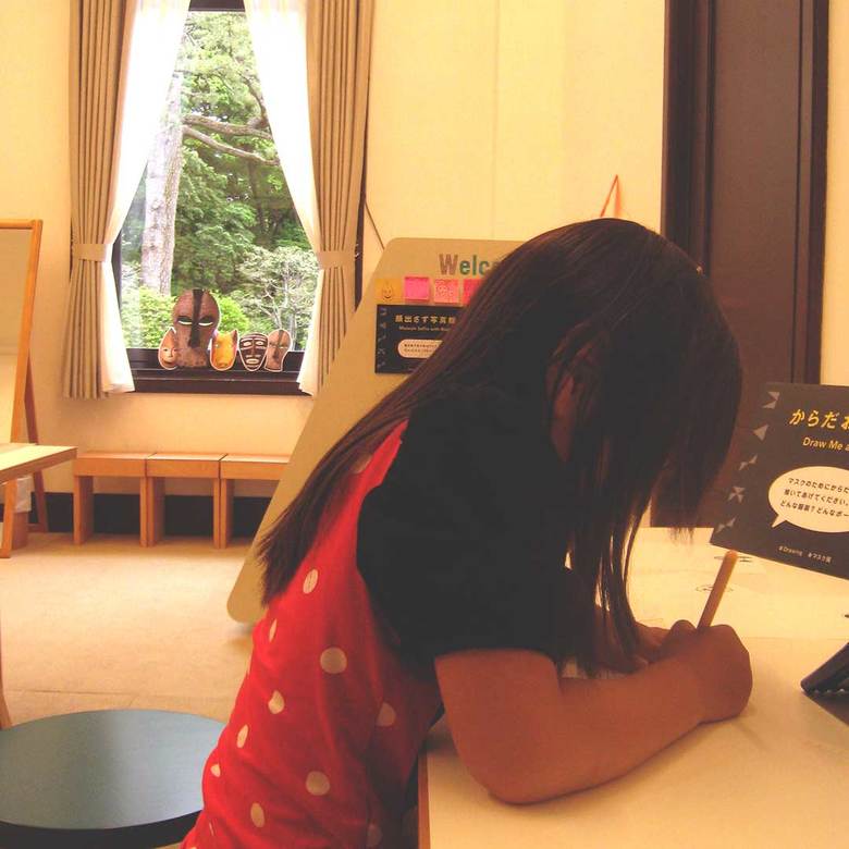 東京都庭園美術館の「ウェルカムルーム」でお絵描き中