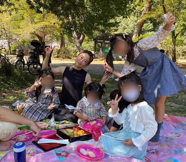 松尾翠さんとお子さん、友人の子どもたちと一緒に