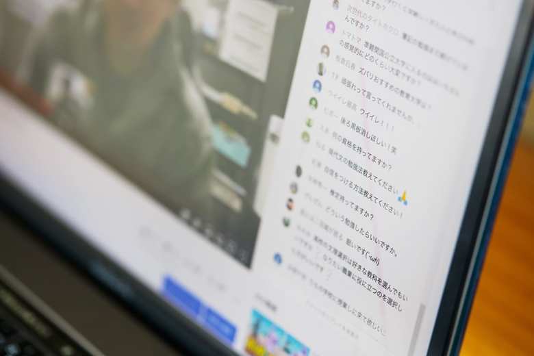 ライブ配信に寄せられるたくさんのコメント。授業だけでなくユーザーと交流することも意識的にこころがける