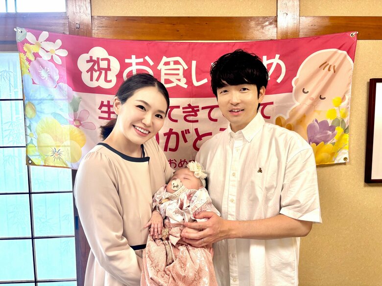 お食い初めの家族写真