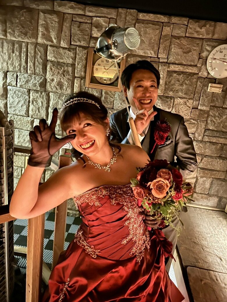 サウナで挙げた「熱婚式」でのご夫婦ショット