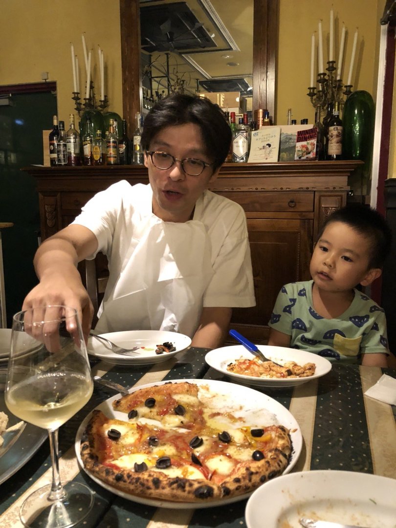 ▲息子・晴太朗を連れて、久しぶりのレストラン。「日頃の感謝を込めて、ママはご褒美のワインをどうぞ」。この後…僕はデザートにアフォガードを頼みましたが、エスプレッソをかける前のバニラアイスを奪われました。息子にもご褒美は必要だったか。