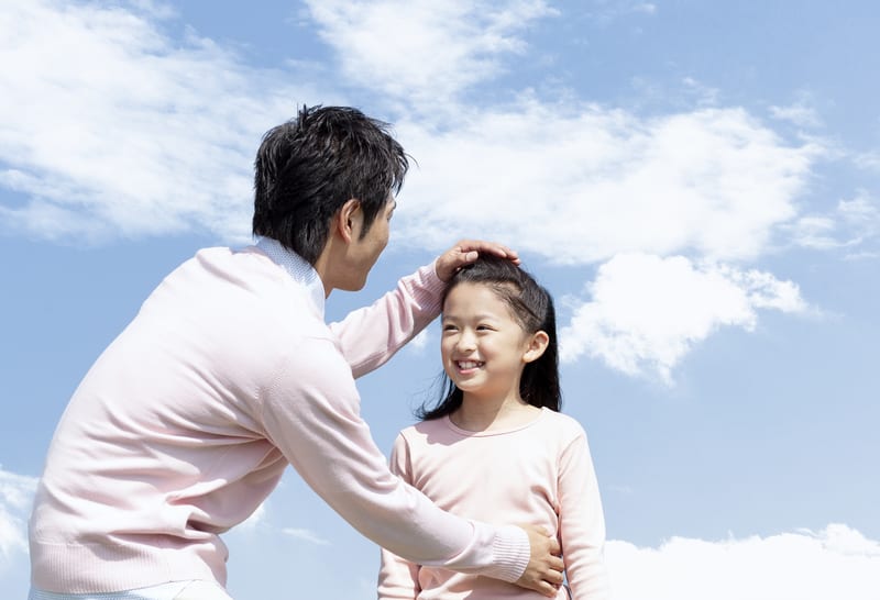 頭を撫でる父親
