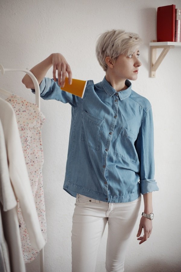 白いスキニーパンツを履く女性