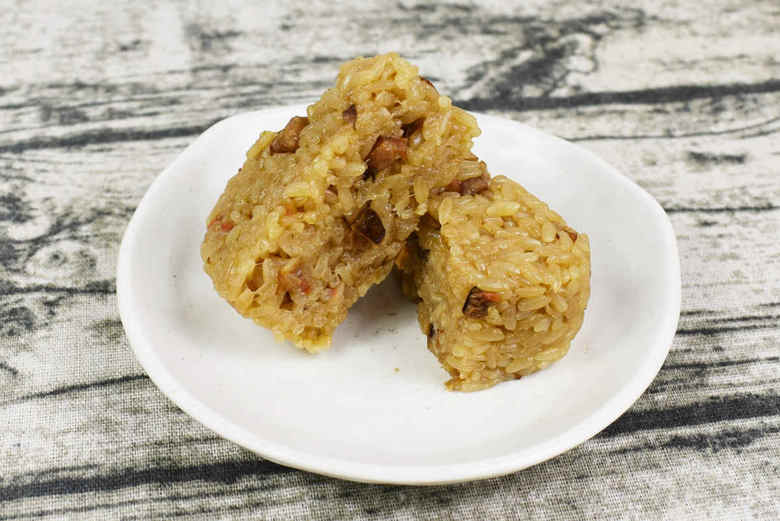 ナチュラルローソンのおすすめおにぎり「阿波尾鶏の五目おこわ」のアップ画像