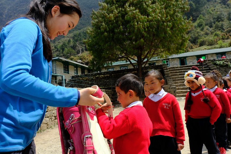 海外でランドセル支援をする野口絵子さん