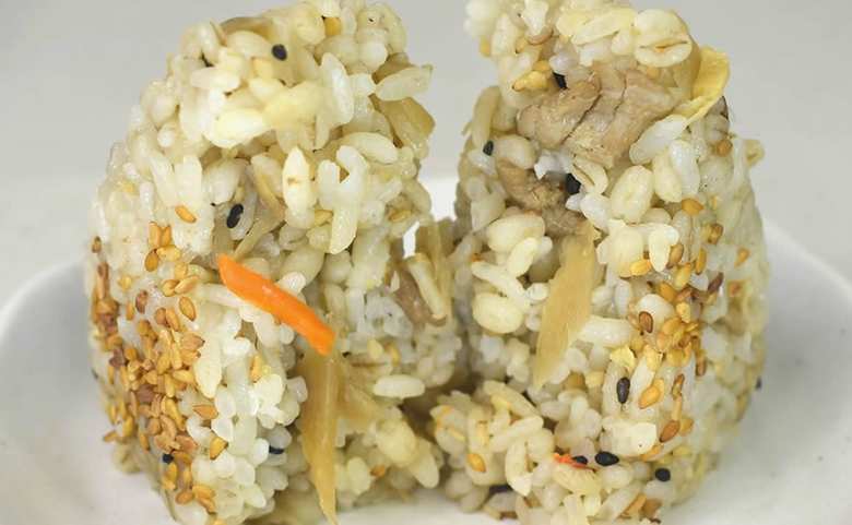 セブンイレブンの人気おにぎり「生姜鶏ごぼうごはんおにぎり」の実物画像