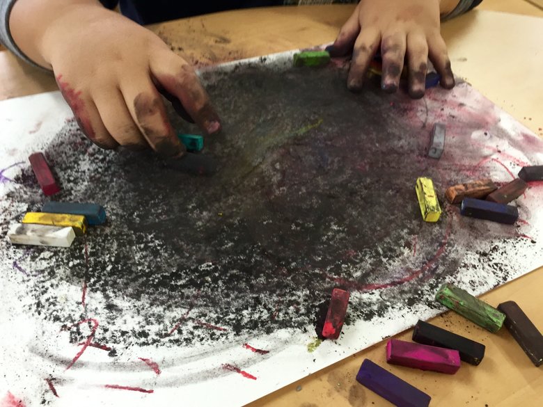 子どものアートセラピー。言語化できない不安感情を色や形などで表に出していった