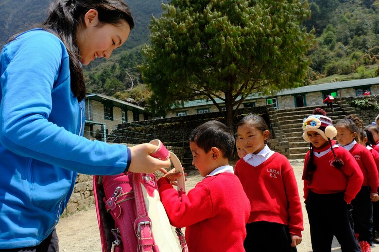 ネパールの子どもたちにランドセルを届ける絵子さん